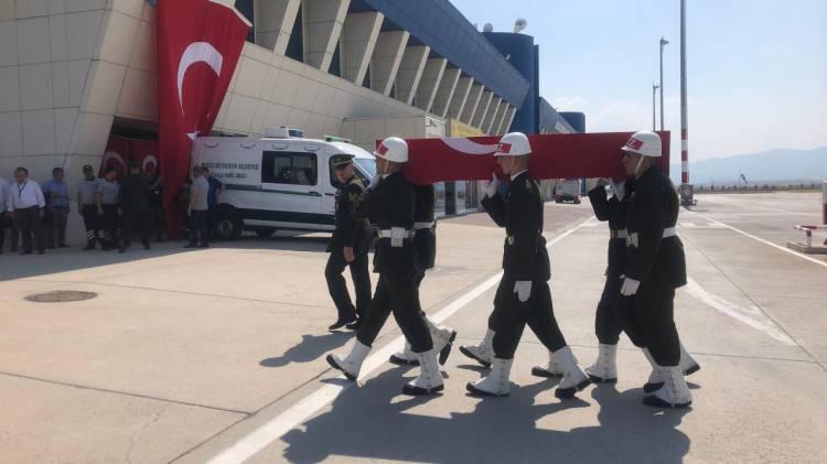 <p>Askeri uçak ile Çardak Havalimanına getirilen şehidin aziz naaşı, Vali Ali Fuat Atik, Denizli protokolü, askeri erkan ve ailesi tarafından karşılandı.</p>
