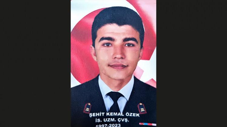 <p>Askeri uçaktan indirilerek Mehmetçiklerin omuzlarında taşınan şehit İstihkam Uzman Çavuş Kemal Özek’in naaşı, uzun bir araç konvoyu eşliğinde karayoluyla baba ocağı Buldan’a doğru yola çıktı.</p>