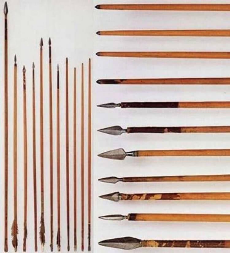 <p><strong><span style="color:#B22222">OK</span></strong></p>
<p>Tarihin en eski silahları arasında yer alan ok Türklerin atlı okçu birlikleri kurarak diğer devletlere üstün geldiği etkili silahlardan biridir.</p>