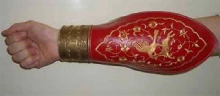 <p><span style="color:#B22222"><strong>KOL KORUMASI - KOLÇAK</strong></span></p>
<p>Ok atarken kolu korumak üzere yapılmış savaş aletidir.</p>