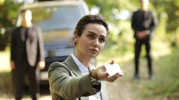 <p>Oyuncu Birce Akalay, <span style="color:#B22222">"Ben bu konuyla alakalı fikrimi beyan etmek isteseydim sosyal medya hesaplarımdan yapabiliyorum. Sorunuzu nazikçe reddetmek istiyorum. Mevzu bahis Atatürk olduğu zaman ben Ata kızıyım zaten. Çok fazla altını çizmeye gerek yok diye düşünüyorum"</span> şeklindeki sözleriyle manevra yeteneğini gösterdi.</p>