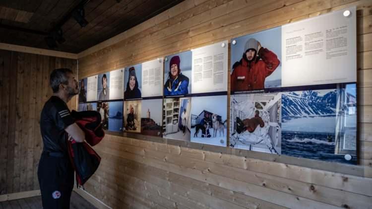 <p>Longyearbyen`ın 60 kilometre batısında yer alan ve Svalbard takım adalarının en büyük ikinci yerleşim yeri olan Barentsburg`ta Rusya bilimler akademisine bağlı araştırma istasyonunda araştırmacılar için konaklama alanları, kimya laboratuvarları ve gözlemevi bulunuyor. Aynı zamanda Barentsburg`ta geçmiş yıllara ait arkeolojik çalışmaların sergilendiği bir müze yer alıyor.</p>