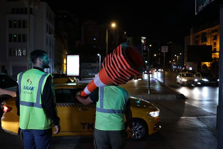 <p>Galata K&ouml;pr&uuml;s&uuml;&rsquo;nde 40 g&uuml;n s&uuml;recek bakım ve onarım &ccedil;alışmalarının 20 g&uuml;n s&uuml;recek ilk etabı i&ccedil;in saat 01.00 itibarıyla hazırlıklar başladı. &Ccedil;alışmalar kapsamında birinci etapta Karak&ouml;y-Emin&ouml;n&uuml; istikametine trafiğe kapatıldı. G&ouml;revliler, beton bariyerlerle k&ouml;pr&uuml;y&uuml; kapatırken, iş makineleri de k&ouml;pr&uuml;de yerini aldı.&nbsp;</p>
