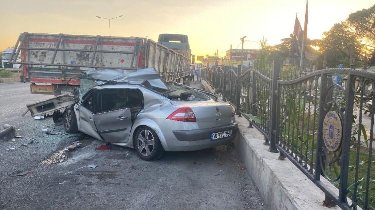 <p>Balıkesir'den Bursa istikametine seyir halinde olan Orhan Çalışkan yönetimindeki 16 KPD 36 plakalı otomobil, yol kenarında park halindeki, sürücüsü Harun Tanrıverdi'nin (42) içinde uyuduğu 35 BDJ 710 plakalı TIR'a çarptı. </p>
