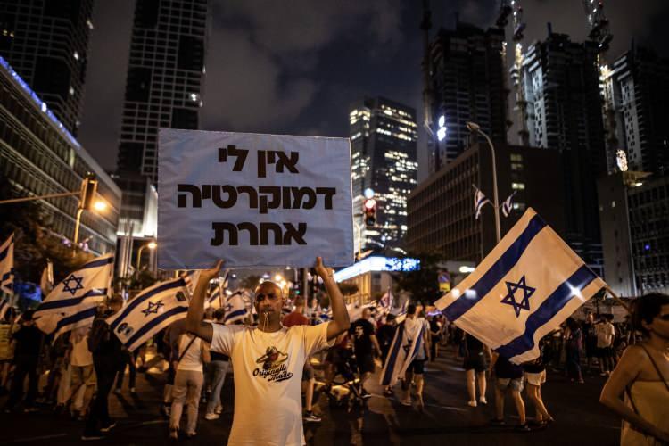 <p>Netanyahu öncülüğündeki aşırı sağcı koalisyon hükümetinin yargı düzenlemesi ve sağ politikalarına karşı her hafta cumartesi akşamı kitlesel gösteriler düzenleyen İsrailliler, protestoların 32'inci haftasında yine meydanlardaydı.</p>
