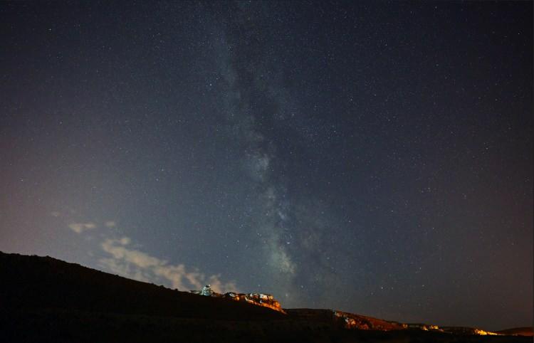 <p>Bu gece, Perseid meteor yağmurunun en yoğun dönemi yaşanacak ve karanlık bölgelere giderek şehir ışıklarından uzaklaşanlar <strong>saatte yaklaşık 100 meteor izleyebilirler.</strong></p>
