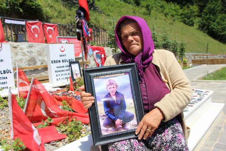 <p>Ben giderken Eren'i amcasına bıraktım. Çarşamba günü onu bırakmıştım. Perşembe günü Eren eve geldiğinde onlara burada rastlıyor. Jandarma Eren'e numara bırakmıştı, 'Burada birini görürsen arayın' diye. Çocuk burada onları görünce haber verdi. Cuma günü camiye gitmişti. Jandarma ile Cuma namazı kıldılar. Namazdan sonra eve gelmişler. Çatışma çıkmış. Oğlum şehit edilirken, beni bir komşumuz aradı. 'Neredesin' dedi. Telefonda buradaki kurşun seslerini duyuyordum. Telefonu kapattım. Eren'in fındıkta çalıştığını biliyordum onu aradım.</p>
