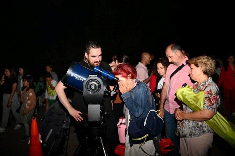 <div>Rasathanenin bulunduğu alanda toplanan yaklaşık bin katılımcı, havanın kararmasıyla teleskoplar önünde uzun sıra oluşturdu.</div>

<div> </div>

