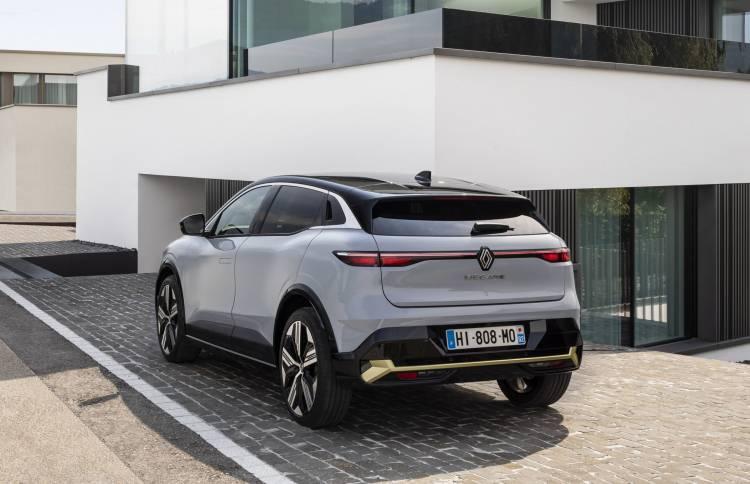 <p>Yeni Megane E-Tech %100 Elektrikli özellikleri</p>

<p>60 KWh’lik ince tasarıma sahip bataryası ile 450 km menzile sahip Yeni Megane E-Tech %100 Elektrikli, 160 kW/220 bg elektrikli motor performansıyla elektrikli otomobil sürüşünün tüm zevklerini yaşatıyor ve 0'dan 100 km/s’ye 7,4 saniyede ulaşıyor. </p>

