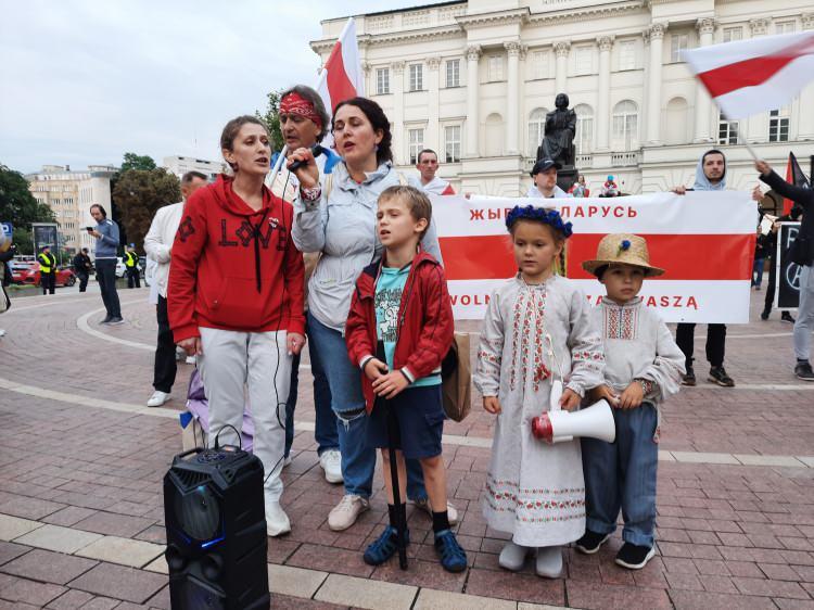 <p> Praga semtindeki Florianska Sokak'ta toplanan 2 bine yakın Belaruslu, Krakowskie Przedmiescie Cadddesi'ndeki Mikolaj Kopernik Anıtı'na yürüdü. İki buçuk kilometrelik güzergah boyunca katılımcılar sık sık "Yaşasın Belarus", "Terörist Lukaşenko", "İnanıyoruz, Başaracağız", "Siyasi tutsaklara özgürlük" sloganları attı. Mikolaj Kopernik Anıtı önünde düzenlenen mitingde 2020 Cumhurbaşkanlığı seçimleri sonrası Belarus'u terk etmek zorunda kalan vatandaşlar konuşma yaptı. </p>
