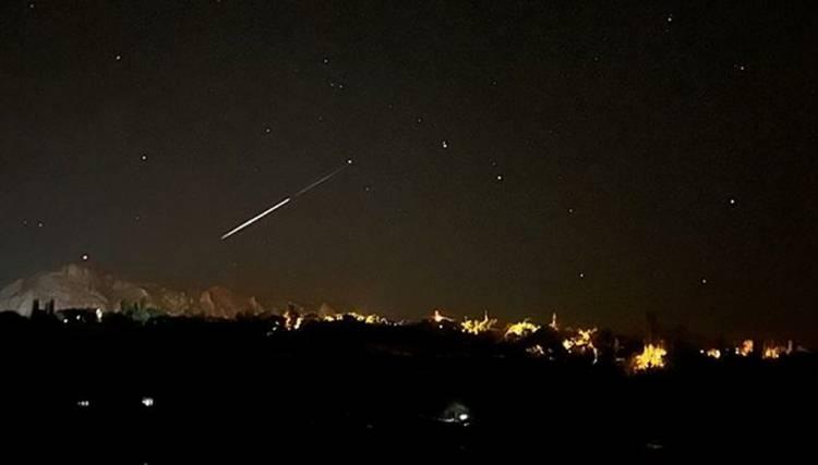 <div>ZONGULDAK'TA METEOR YAĞMURU</div>
<div> </div>
<div> </div>
<div>Perseid gök taşı yağmurunun en yoğun olduğu, 12-13 Ağustos tarihlerinde gökyüzünde adeta görsel şölen yaşandı. Zonguldak'ta dün saatler 23.00'ü gösterdiğinde gökyüzünde saatte 60 ile 100 adet meteor izleri; ışık kirliliğinin az olduğu yüksek rakımlı bölgelerde çok net bir şekilde görüldü.</div>
<div> </div>