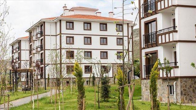 <p>Toplam konut satışları içerisinde baktığımızda da sıfır konut olarak satılanlar yüzde 30 seviyesindeyken ikinci el satışlarda yüzde 70 seviyelerinde yapılıyor. O yüzden ikinci el konutların dahil olması sektör açısından avantajlı olacaktır.</p>