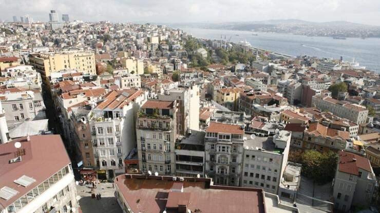 <p><strong>EV KİRA FİYATLARI NASIL ETKİLENİR?</strong></p>
<p>Konut kiralarında yükseliş hala devam ediyor. Etmeye de devam edecek gibi görünüyor. Özellikle 25 Ağustos'da üniversite tercihlerinin netleşmesiyle beraber bu sefer üniversite öğrencileri için bir ev telaşı başlayacak.</p>
