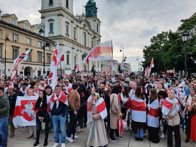 <p>Ben bugün Polonya'dayım, Polonya bizi kabul etti. Polonya bizlere kendimizi geliştirmemiz ve Lukaşenko rejimiyle mücadele imkanı sunuyor" şeklinde konuştu. Bir diğer Belarus vatandaşı Maryia Kashapava ise cumhurbaşkanlığı seçimlerinde gözlemci olduğunu, hapse girmemek için ülkeyi terk etmek zorunda kaldığını belirtti. 9 Ağustos 2020 tarihinin kendileri için çok önemli olduğunu ifade eden Maryia Kashapava "Çünkü bizleri yönetecek iktidarı kendimiz seçmek istediğimize karar verdik. Bu sebeple 3 yıldır mücadelemiz sürmekte" dedi. İHA'ya konuşan Olga Pawlowska da seçimlerde oylarının çalındığını, seçim sonrasında ise çok sayıda kişinin işkenceye uğradığını, hapislere atıldığını belirterek yaşadığı şehir Minsk'i terk ettiğini aktardı. Pawlowska "Yaşananlar ulusumuz için oldukça zor bir deneyimdi" şeklinde konuştu. 3 saat kadar süren protesto gösterisi olaysız şekilde sona erdi.</p>