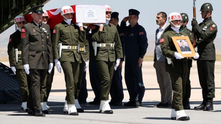<p><strong>Şehit Piyade Uzman Çavuş Özkan Lale</strong><br />
<br />
Piyade Uzman Çavuş Özkan Lale ise açılan taciz ateşinde yaralanmış, tüm müdahalelere rağmen kurtarılamamıştı.</p>
