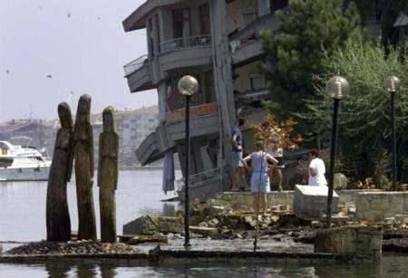 <p><strong>İSTANBUL'DA EN FAZLA HASAR AVCILAR'DAYDI</strong></p>
<p>Marmara Depremi'nde İstanbul'da 454 kişi yaşamını yitirdi. Yalova, Düzce ve Gölcük'ten kentteki hastanelere getirilen yaralılardan hayatını kaybedenlerle bu sayı 981'e çıktı.</p>
<p> </p>