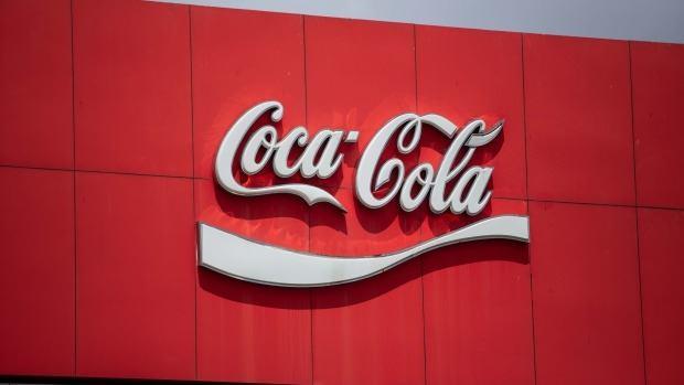 <p>Coca-Cola'nın ekiplerinin etkinliğini ve verimliliğini artırmak için yapay zekayı kullanmayı planladığını belirten sözcü, <strong>"Şirket içinde, üretkenlik için Coca-Cola ChatGPT'nin kurumsal sürümünü kısa süre önce kullanıma sunduk"</strong> dedi.</p>
