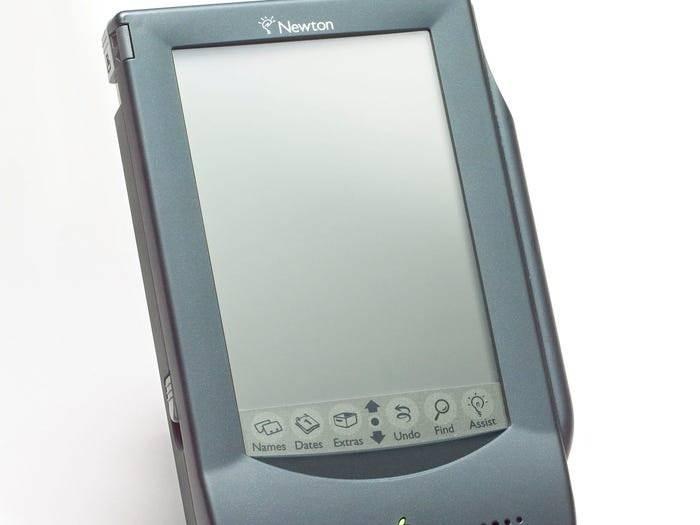 <p><strong>7) 1993 — Apple Newton</strong></p>

<p> </p>

<p>Newton, Apple'ın dünyanın en değerli şirketi olmadan önceki eski kötü günlerinin bir örneği olarak gösteriliyor.</p>

<p> </p>

<p><strong>Başarısız olma nedenleri:</strong></p>

<p> </p>

<p>Forbes, Newton PDA'nın bir dizi nedenden dolayı başarısız olduğunu söylüyor: Fiyatı 700 dolardan başlıyordu, 8 inç boyunda ve 4,5 inç genişliğindeydi. Elbette Apple, iPad'in piyasaya sürülmesiyle mobil tablet pazarını tersine çevirdi. iPad sayesinde artık bu cihazlara "PDA" denmiyor.</p>
