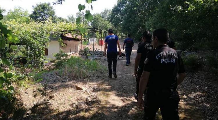 <p>17 Haziran'da, eşi kahvaltı hazırlarken, telefonunu bırakıp Doberman cinsi eğitimli köpeği 'Tina' ile yürüyüşe çıkan Korhan Berzeg, geri dönmedi. </p>