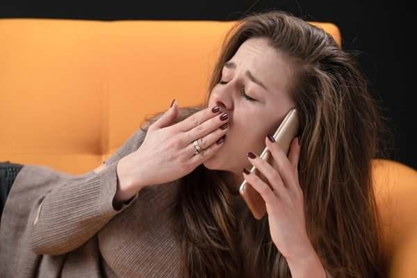 <p>Telefonda konuşurken bile konuştuğumuz kişinin esneme sesini duyduğumuzda esneyebiliyoruz. Uzmanlar kişinin esneme sesini radyo dalgaları üzerinden dahi duysa bulaşıcı olmasını tetiklediğini belirtmiştir.</p>