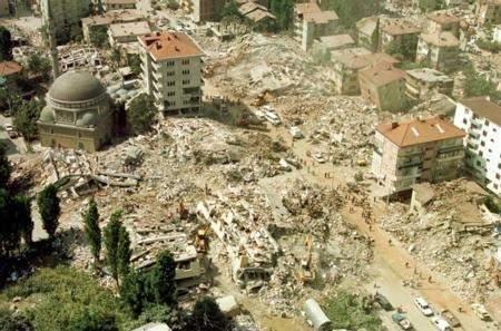 <p>Limanları ve üretim tesisleriyle Türkiye'nin uluslararası ticaretinde önemli yere sahip olan Kocaeli, depremin ardından geçen 24 yıllık süreçte ihracatını büyük oranda artırdı.</p>