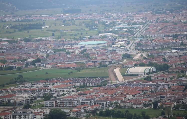 <p>Büyükşehir Belediyesince muhtemel afetlere hazırlıklı olunması ve afet durumunda kriz merkezi olarak kullanılması amacıyla 9 şiddetinde depreme dayanıklı Afet Koordinasyon Merkezi inşa edildi.</p>
<p>Sakarya Büyükşehir Belediyesi tarafından kentte olası bir depremin neden olacağı hasarların önceden tespiti için çalışmalar devam ediyor. Bu kapsamda 180 bin 84 binada risk tespit çalışması yapıldı.</p>