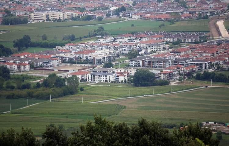 <p><strong>- SAKARYA</strong></p>
<p>Depremde en büyük yıkımın yaşandığı ikinci il olan Sakarya, yapılan çalışmalarla depremin izlerini sildi.</p>
<p>Afet sonrası başlatılan çalışmalarla 15 Temmuz Camili, Korucuk ve Karaman mahallelerinde Valilik ve diğer resmi kurumların da içerisinde bulunduğu "yeni yerleşim bölgesi" oluşturuldu.</p>
<p>Deprem yönetmeliğine uygun konutlar inşa edilirken Büyükşehir Belediyesince hayata geçirilen sosyal alanlarda vatandaşlar keyifli vakit geçiriyor.</p>