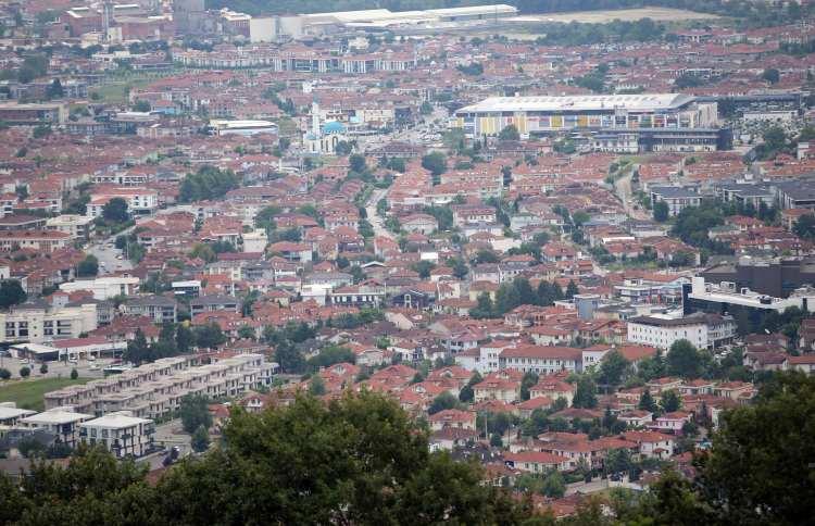 <p>Marmara Depremi'nin ardından hayata geçirilen ve kararlılıkla uygulanan "yatay mimari" ile çok katlı bina yapılmasına müsaade edilmezken, kent halkı yönetmeliğe uygun inşa edilen konutlarda güvenle yaşamlarını sürdürüyor.</p>
<p>Kentte, kentsel dönüşüm çalışmaları da devam ediyor. Bu kapsamda Erenler ilçesine bağlı Yenimahalle ve Küpçüler mahallelerinde 666 dönüm alanda 9 etaptan oluşan "Erenler Belediyesi Kentsel Dönüşüm Projesi" hayata geçirildi. Yıkılanların yerine yapılan konutlar hak sahiplerine verilirken belediye bütçesiyle etap etap gerçekleşen projede çalışmalar devam ediyor.</p>