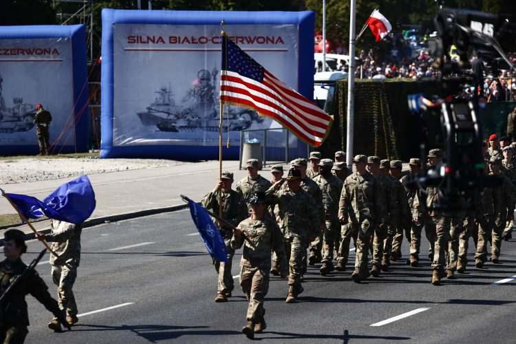 <p>Andrzej Duda, "Bugün, Polonya henüz yeniden doğarken 1920'de Sovyet Rusya'ya karşı kazanılan büyük zaferi hatırladığımız bir gün. Varşova Savaşı'nda Polonyalı askerlerin gösterdiği kahramanlık, hem anavatanımızın hem de tüm Avrupa'nın güvenliği için büyük önem taşıyan bir zaferdir." ifadelerini kullandı.</p>
