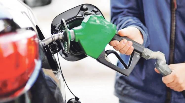 <p>16 Temmuz'da kurşunsuz benzinin litre fiyatı üzerinden alınan ÖTV tutarı 2,52 liradan 7,52 liraya, motorinin litre fiyatı üzerinden alınan vergi tutarı ise 2,05 liradan 7,05 liraya yükseltilmişti.</p>