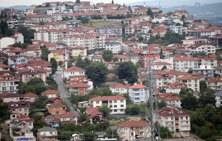 <p>Çevre, Şehircilik ve İklim Değişikliği Bakanlığı ile Kocaeli Büyükşehir Belediyesince finanse edilen projede, riskli 494 binanın yıkılmasının ardından kent tarihinin en önemli kentsel dönüşüm projesi hayata geçiriliyor.</p>

<p>Afet ve Acil Durum Yönetimi Başkanlığı, Kocaeli Büyükşehir Belediyesi ve Gebze Teknik Üniversitesi İnşaat Mühendisliği Bölümü işbirliğinde hazırlanan "Kocaeli İli Afet Zararlarının Azaltılmasında Akıllı Kent Uygulaması Projesi" kapsamında "acil müdahale" ve "erken uyarı" sistemi kurulması için çalışmalar devam ediyor.</p>
