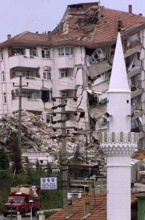 <p>Kocaeli'de farklı noktalara kurulan 41 deprem kayıt istasyonundan elde edilen verilerle deprem haritaları ve master planlar hazırlanıyor, riskli alanlar izleniyor.</p>