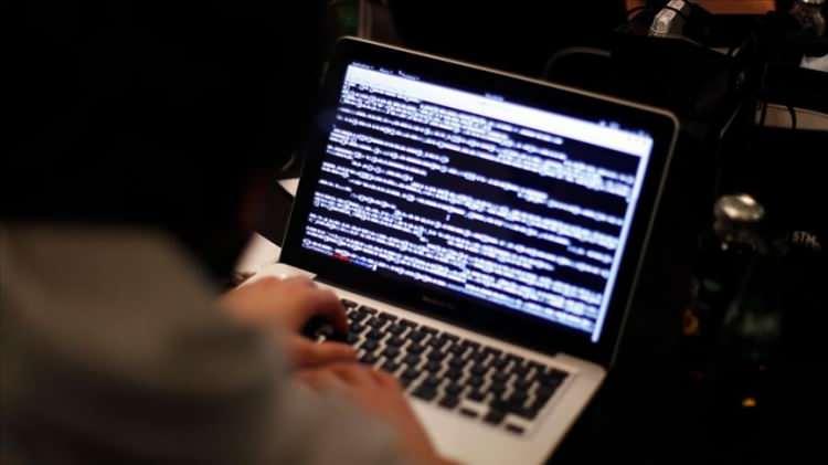 <p>Farkındalığın ve eğitimin önemini vurgulayan Eraslan, <strong>"Yapay zeka dolandırıcıları sosyal medyadan besleniyor, öğrenme kaynağının verilmemesi gerekiyor. </strong></p>
