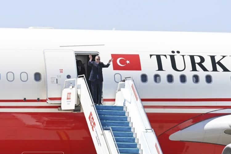 <p>Türkiye Cumhurbaşkanı Recep Tayyip Erdoğan, Macaristan Başbakanı Viktor Orban'ın davetine icabetle başkent Budapeşte'ye geldi. Orban, Cumhurbaşkanı Erdoğan'ı çalışma ofisinin bulunduğu Karmelita Manastırı'nda karşıladı.</p>
