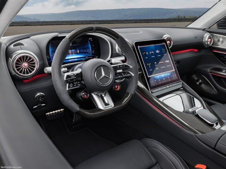 <p>Alman devi Mercedes merakla beklenen yeni modeli AMG GT'yi resmen görücüye çıkarttı.</p>
