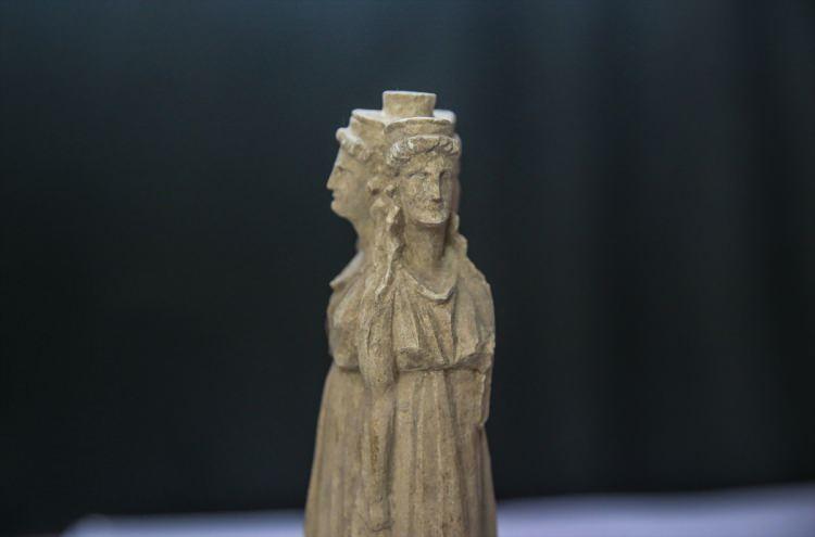 <p><span style="color:#800000"><strong>- 3 başlı Hekate figürü bulundu</strong></span></p>

<p>Kazı çalışmalarında, odeionun arkasındaki taban altı dolgularında figür bulunduğunu aktaran Aydın, şöyle devam etti:</p>
