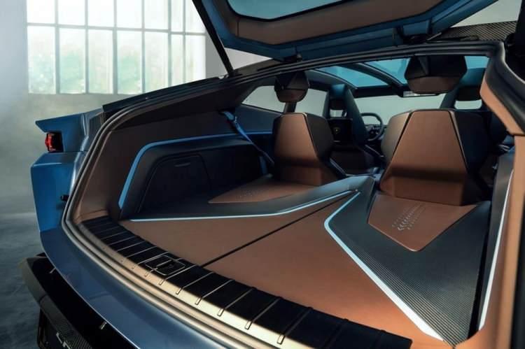 <p>Elektrikli otomobillere karşı çekingen davranan markalardan biri olan Lamborghini, 2028 yılında satışa çıkarmayı planladığı ilk elektrikli modeli Lanzador'un ön gösterimini yaptı.</p>
