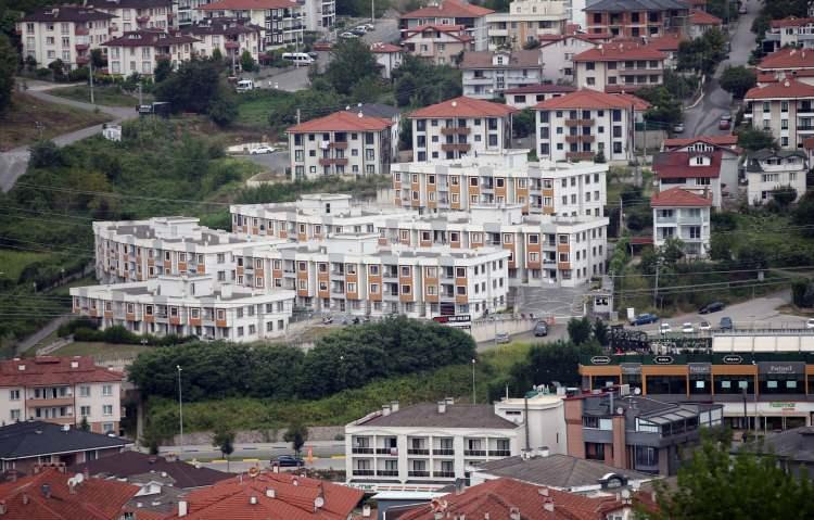<p>Kentsel dönüşüm çalışmaları kapsamında Gölcük, Körfez, Derince ve İzmit başta olmak üzere birçok ilçede yeni projeler hayata geçiriliyor.</p>

<p>Bu kapsamda yapı stoku açısından en riskli bölgelerden biri olan Cedit Mahallesi'nde başlatılan "Yerinde Kentsel Dönüşüm Projesi" ile 1105 hak sahibinin evleri yeniden yapılıyor.</p>
