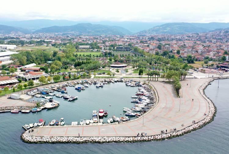 <p>Kentte 1999'da 1 olan organize sanayi bölgesi sayısı, bu süre zarfında 5'i başvuru aşamasında olmak üzere 14'e ulaştı.</p>
<p>Karasu ilçesinde 2017 yılında hizmete açılan Batı Karadeniz'in en büyük limanlarından Karasu Limanı da kentin ihracatına katkı sunuyor. Karasu Limanı, 2017'den itibaren birçok farklı yüke ve müşteriye hizmet vererek, geniş hinterlandı ile ülke ekonomisine 2022 itibarıyla yaklaşık 8,97 milyar dolar ticaret hacmi sağladı.</p>