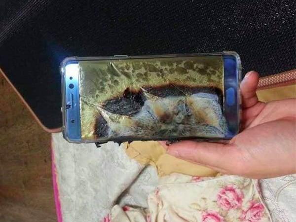 <p><strong>24) 2016 — Samsung's Galaxy Note 7</strong></p>

<p> </p>

<p>Samsung'un en büyük amiral gemisi telefonlarından biri olan Note 7'nin zaman zaman alev alması ve/veya patlaması gibi küçük bir sorunu vardı. Bir arabanın bu telefon tarafından yakıldığı iddia edildi. Telefonlar uçuşlarda tamamen yasaklandı ve Samsung tüm seriyi geri toplamak zorunda kaldı.</p>
