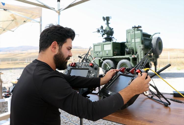 <p>HAVELSAN Genel Müdürü Mehmet Akif Nacar, AA muhabirine, 2020 yılında başlayan AR-GE projesiyle sürü insansız araçlar konusundaki yol haritasını adım adım gerçekleştirdiklerini söyledi.</p>
