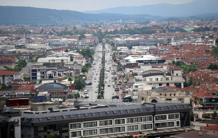 <p>Türk imalat sanayisinin yaklaşık yüzde 15'ine ev sahipliği yapan kent, Türkiye'nin ihracat hedefine en güçlü katkıyı veren iller arasında bulunuyor.</p>
<p>Otomotiv endüstrisinin merkez şehirlerinden Kocaeli'deki fabrikalarda geçen yıl montaj hatlarından günde 1563 taşıt indiriliyor.</p>