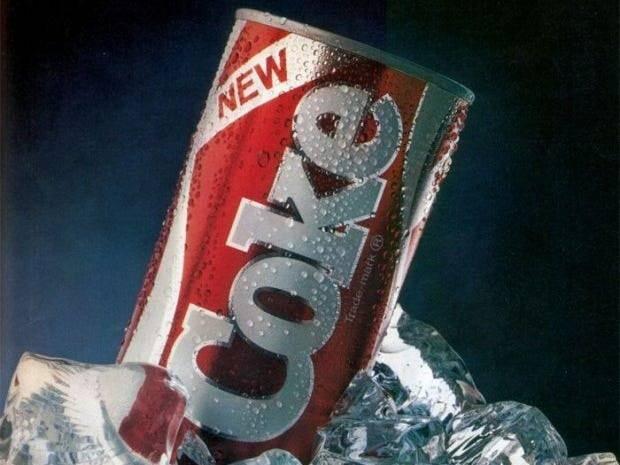 <p><strong>3) 1985 — New Coke</strong></p>

<p> </p>

<p>Yeni Kola 1985 yılında piyasaya sürülmeden önce ülke çapında yapılan tat testlerinde yeterince başarılı olsa da, bunların yanıltıcı olduğu ortaya çıktı. Coke birkaç hafta sonra üründen vazgeçti ve eski formülüne geri döndü. Ayrıca ürününe yeni bir isim verdi: Coca-Cola Classic.</p>
