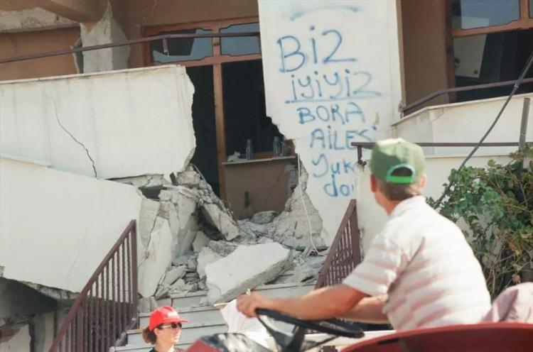 <p>YARALAR SARILDI</p>

<p>Bakanlıklar ile TOKİ ve diğer kurumların iş birliğinde yapılan kentsel dönüşüm çalışmalarıyla depremin yaraları büyük oranda sarıldı.</p>

<p>Marmara Depremi'nde yıkımın yaşandığı kentlerde, TOKİ, belediye ve özel sektör tarafından deprem yönetmeliğine uygun binlerce yeni konut inşa edildi.</p>
