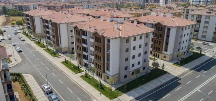 <p><strong>YABANCILAR ARASINDAN EN ÇOK KONUTU RUSLAR ALDI</strong></p>
<p>Temmuz ayında Rusya Federasyonu vatandaşları Türkiye'den 772 konut satın aldı. </p>