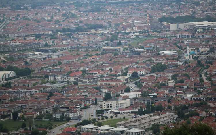 <p>Ayrıca kentsel dönüşüm sürecinin başladığı yapılardaki vatandaşların, üretilecek rezerv konutlara yerleşmesi sağlanacak.</p>