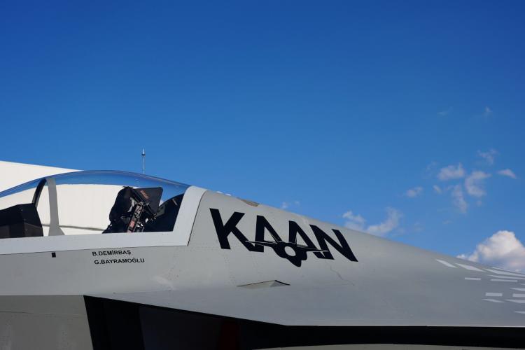 <p>Faz-1 Aşama-2 kapsamında ise 2022-2029 döneminde, MMU KAAN’ın detay tasarım ve kalifikasyon faaliyetleri gerçekleştirilecek. Bu doğrultuda KAAN; 2023 yılında hangardan çıkış yaptı. 2026 yılına kadar, 3 adet prototipin üretilmesi hedefleniyor.</p>

<p> </p>
