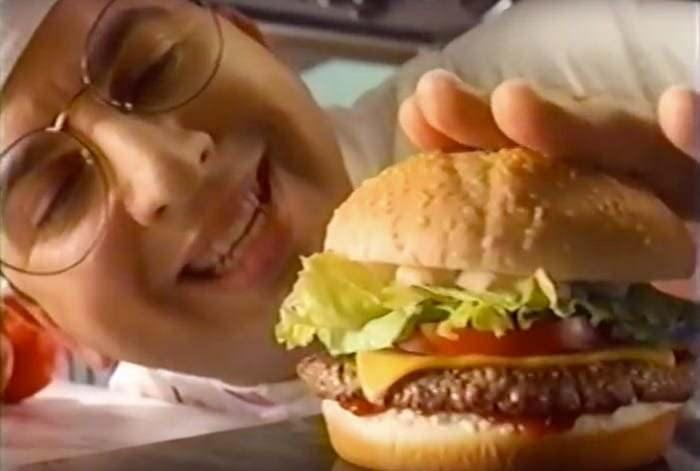 <p><strong>9) 1996 — McDonald's Arch Deluxe</strong></p>

<p> </p>

<p>McDonald's 1996'da Arch Deluxe'ü tanıttı ama bu hiçbir zaman tutmadı. Hedef kitlesinin dışında kalan "şehirli sofistike insanlara" hitap etmesi amaçlanmıştı. Bu gruba ulaşmak için McDonald's 100 milyon dolar harcadı, bu da onu tarihteki en pahalı ürün fiyaskolarından biri yapıtı.</p>

<p> </p>
