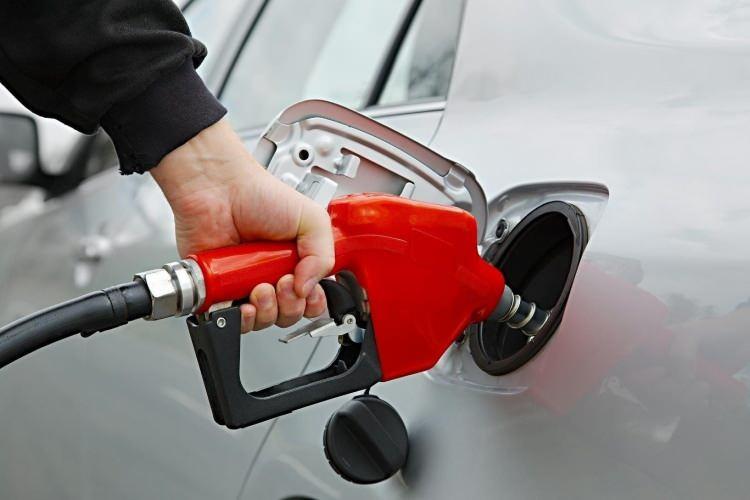 <p> Motorine 28 Temmuz'da 1,45 TL'lik, 1 Ağustos'ta ise 1,07 TL birer zam daha yapıldı. Son olarak 11 Ağustos'ta motorin grubunda 1,80 TL'lik bir fiyat artışı yapıldı.</p>
