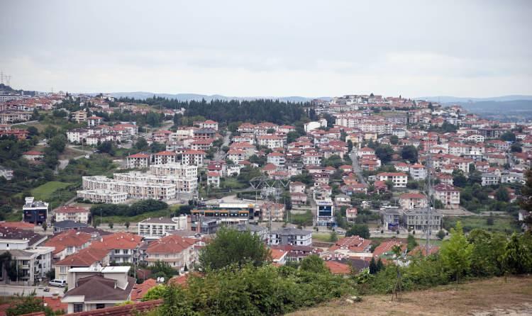 <p>Nisan ayında hizmete açılan Kocaeli Şehir hastanesi, 368 bin metrekarelik alan üzerinde 1218 yatak kapasiteli olarak hizmet veriyor.</p>

<p>Depreme karşı 1069 sismik izolatöre sahip olan Kocaeli Şehir Hastanesi, bölgenin "sağlık üssü" olma yolunda ilerliyor.</p>

<p>Kocaeli'de hazırlanan "Kentsel Dönüşüm Strateji Belgesi" kapsamında kentteki riskli alanlar tespit edildi, binlerce bağımsız birimle ilgili etüt raporu hazırlandı.</p>
